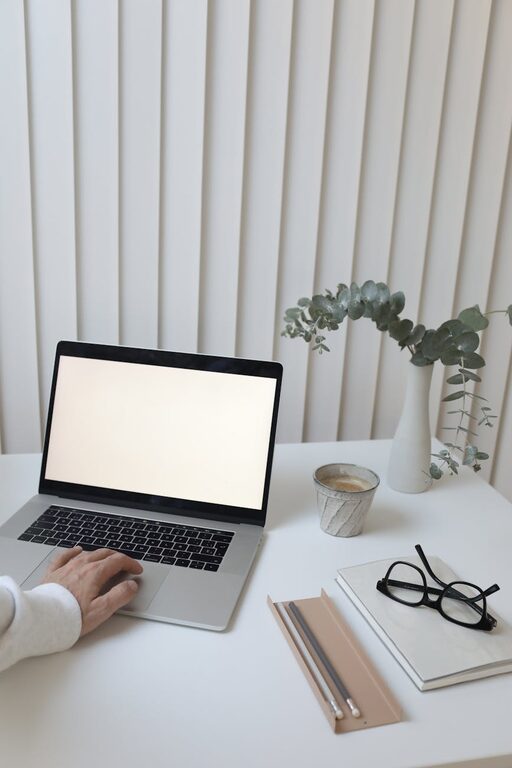Simple Ways to Personalize Your Workspace for Better Comfort and Focus
